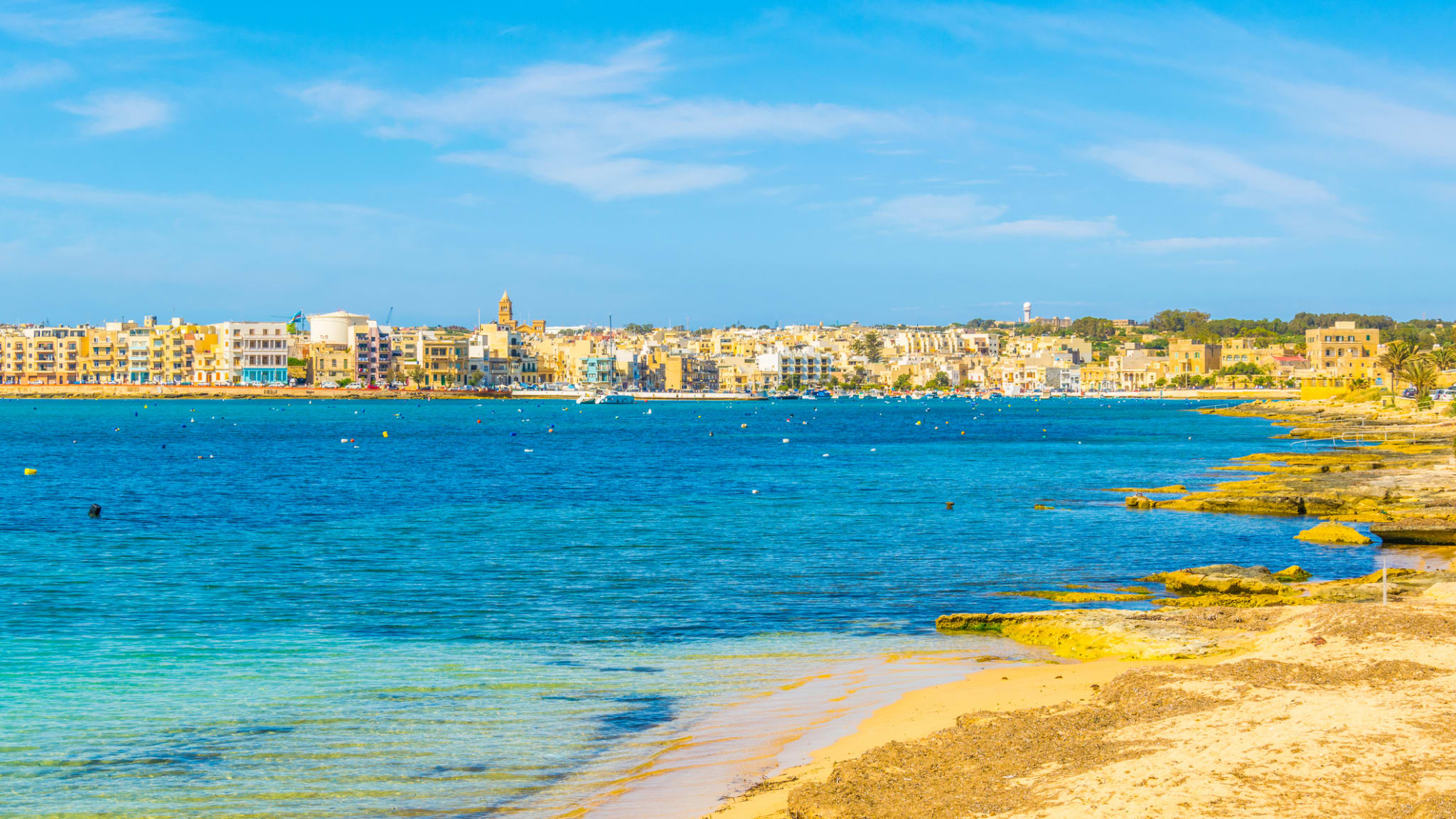Blick auf die Strandpromenade von Birzebbuga, Malta © iStock.com/trabantos