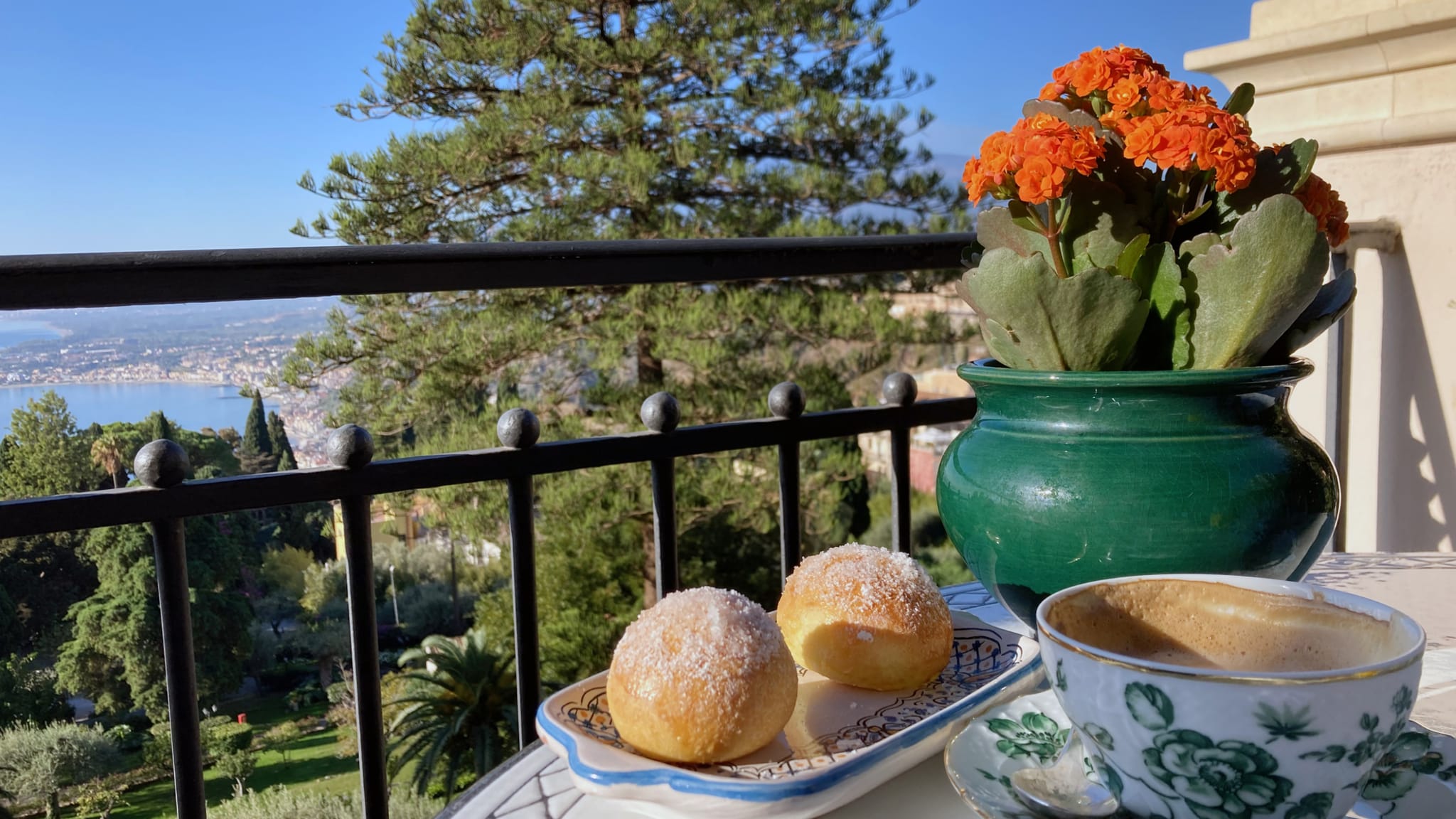 Blick von Hotelbalkon in Taormina © Vicki Jauron, Babylon and Beyond Photography/Moment via Getty Images