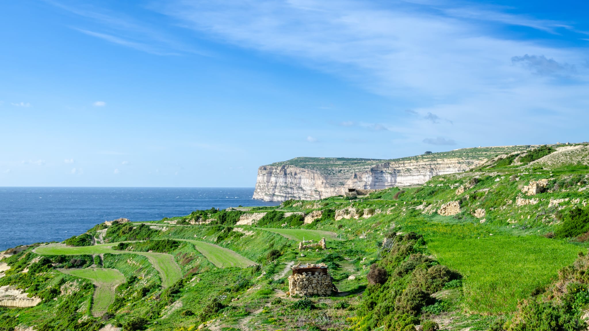 Klippen an der Xlendi Bucht in Munxar auf der Insel Gozo, Malta © iStock.com/Mantas Volungevicius