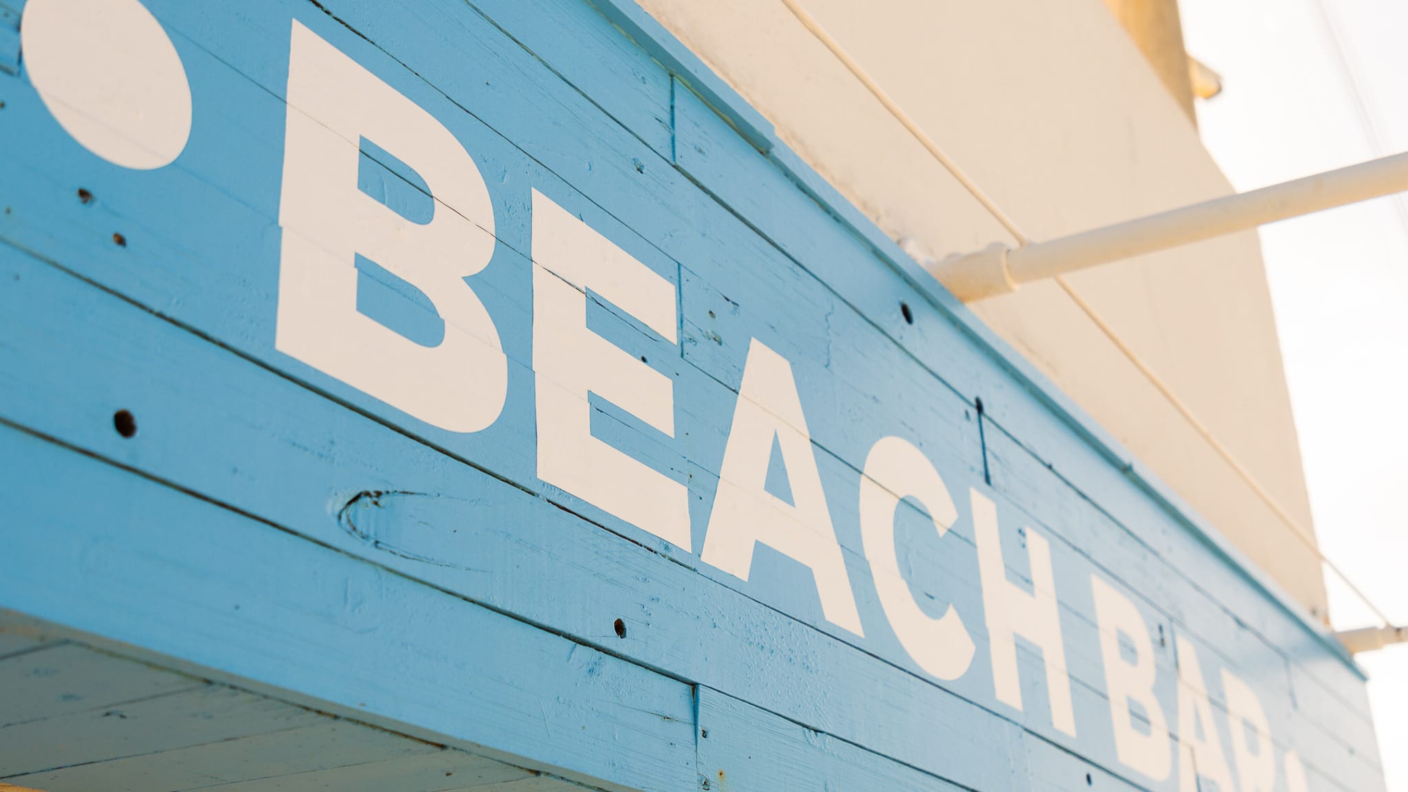 Strandbar-Schild auf lackiertem Holz © iStock.com/Born to be blue