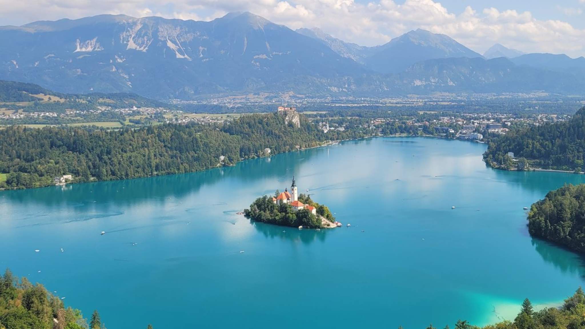 Am Bleder See in Slowenien herrschen im Juni perfekte klimatische Bedingungen. © Jordi Saladrigues/iStock via Getty Images