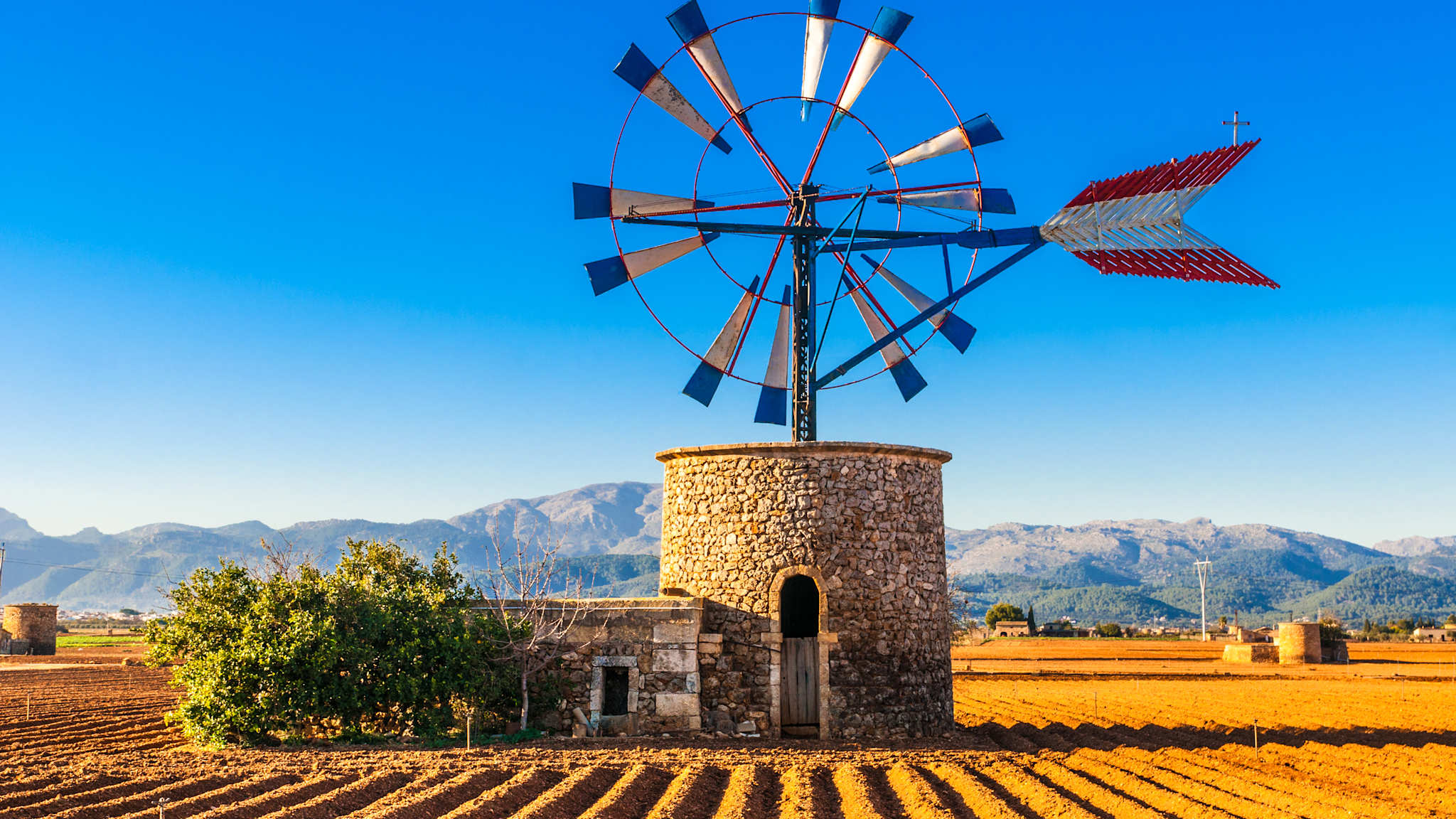Eine Windmühle auf einem Feld.