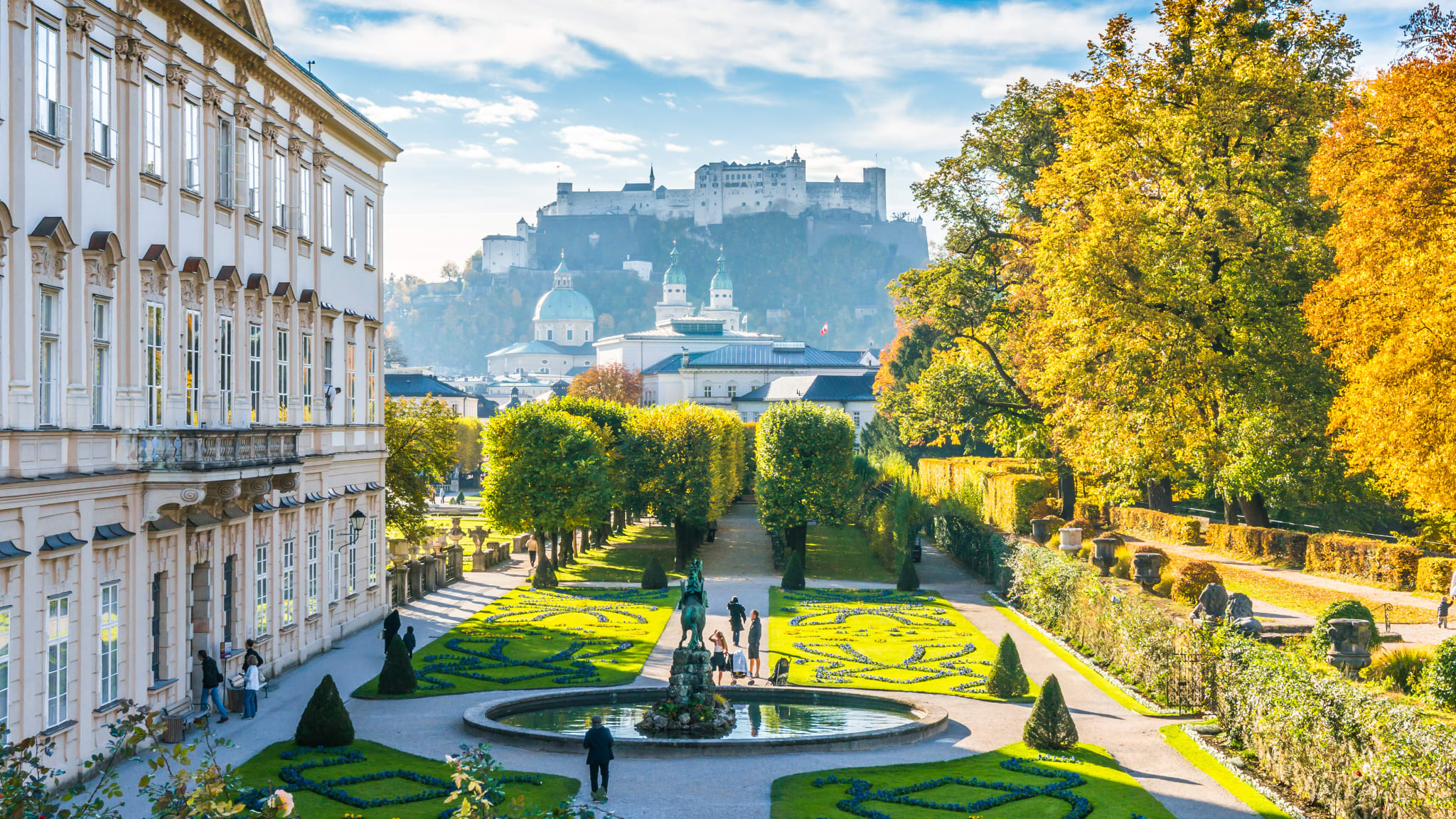 Schöne Aussicht auf die berühmten Mirabellgärten mit der alten historischen Festung Hohensalzburg im Hintergrund in Salzburg, Österreich