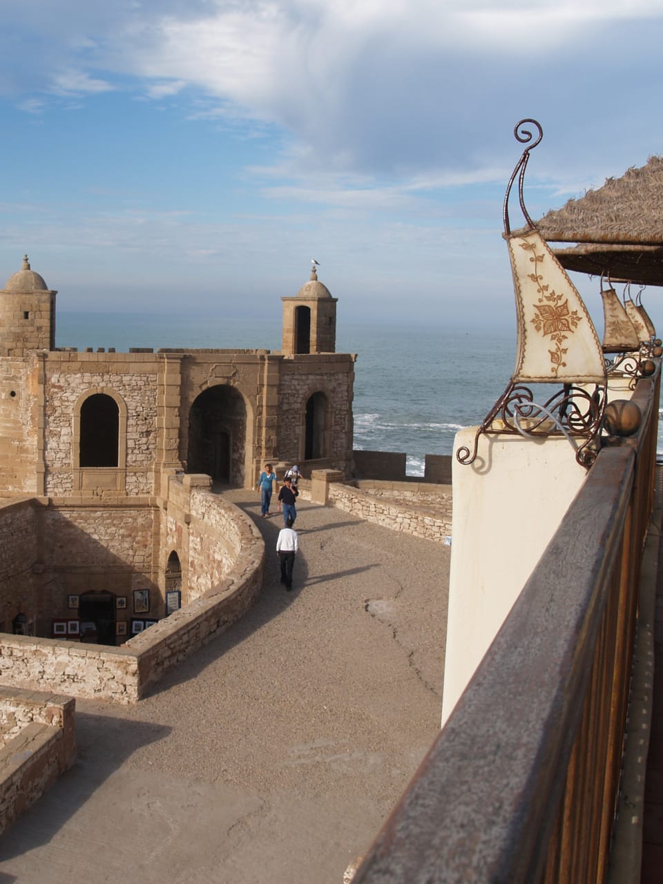 Blick über Festungsanlagen auf das Meer in Essaouira