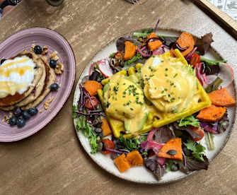 Avocado Bruch mit Waffel & Blueberry Pancakes im Berguna GLuten Free in Valencia, Spanien