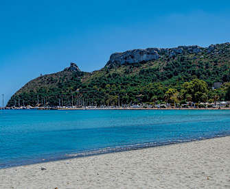 Strand Poetto mit Blick auf die Landzunge Sella del Diavolo, Cagliari