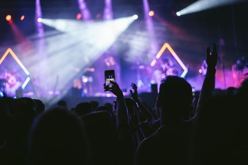 Person filmt mit Handy bei einem Konzert © Rawlstock/Moment via Getty Images