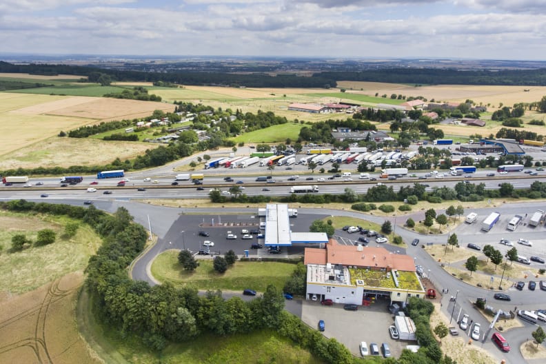 Eine Autobahnraststätte in Deutschland von oben gesehen.
