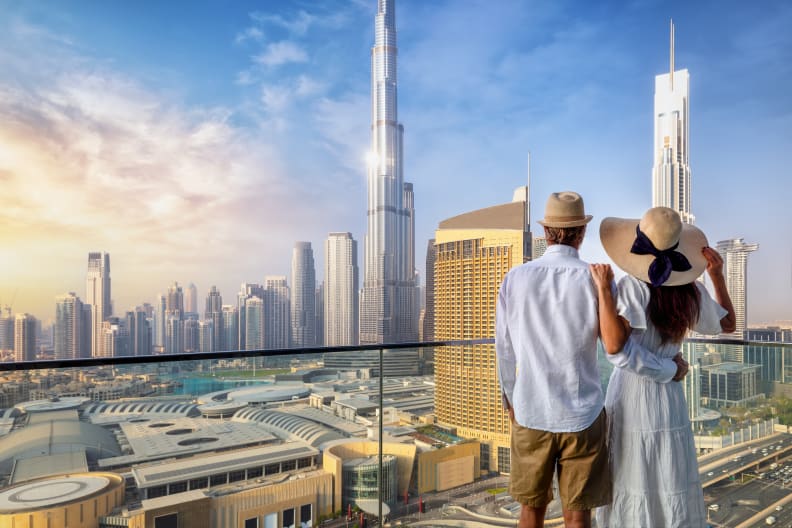 Ein Paar genießt den Panoramablick auf die Skyline von Dubai, VAE