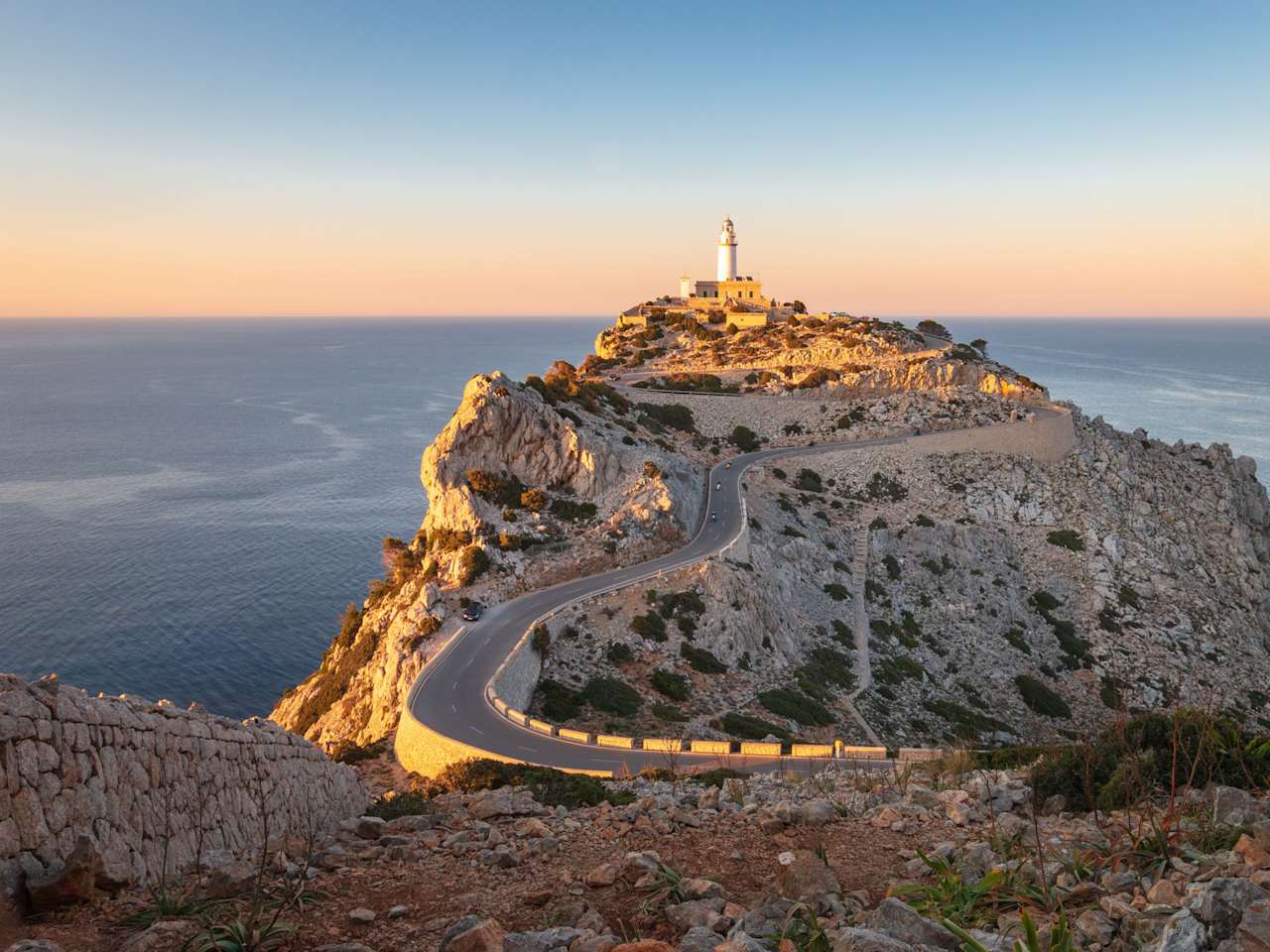 Straße zum Leuchtturm von Cap de Formentor bei Sonnenuntergang, Mallorca, Spanien