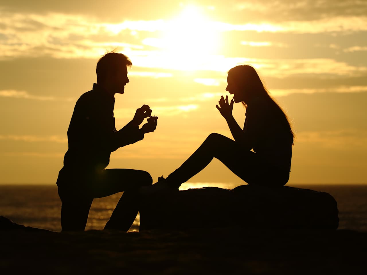 Ein Augenblick, den man nie vergisst – Heiratsantrag an einem romantischen Strand. © Antonioguillem - stock.adobe.com