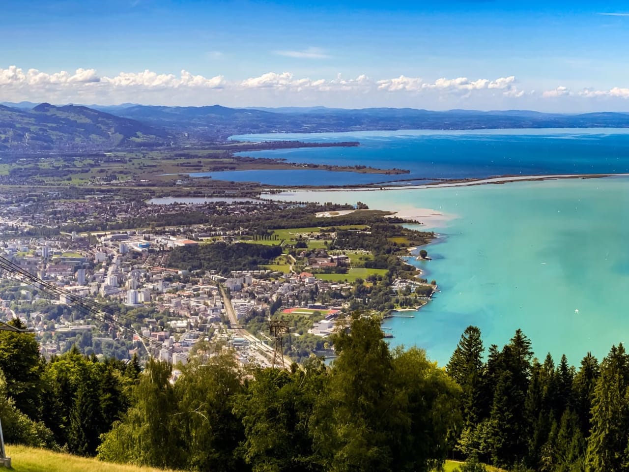 Panoramablick auf einen See in Vorarlberg, Österreich.