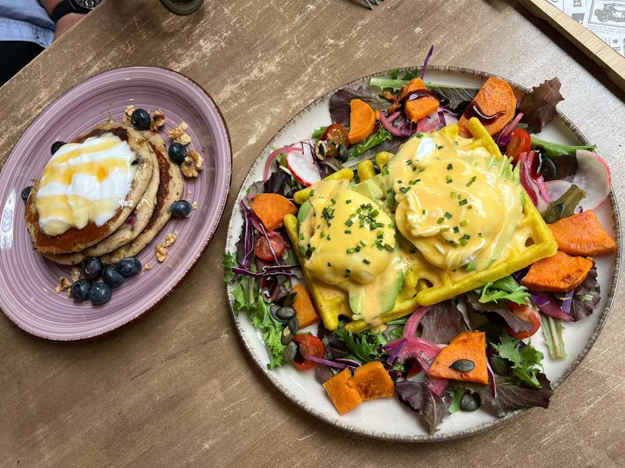 Avocado Bruch mit Waffel & Blueberry Pancakes im Berguna GLuten Free in Valencia, Spanien