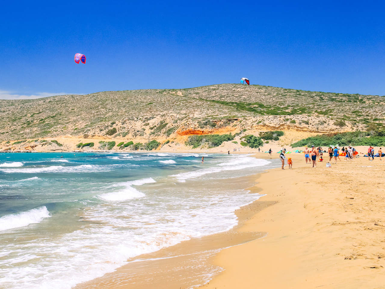 Ein Strand mit klarem Wasser