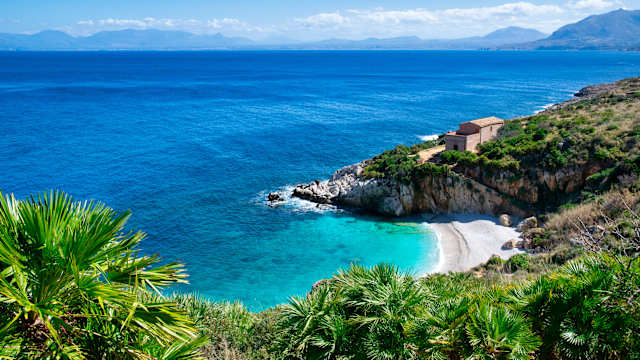 Ausblick auf einen Strand im Zingaro Naturschutzgebiet, Sizilien, Italien © iStock.com/Ekaterina Gandarina