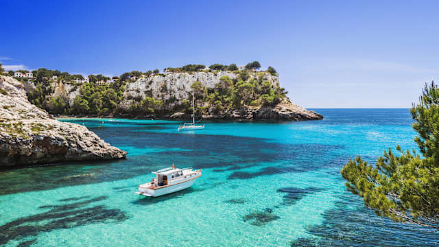 Boote in einer Bucht vor Menorca, Spanien