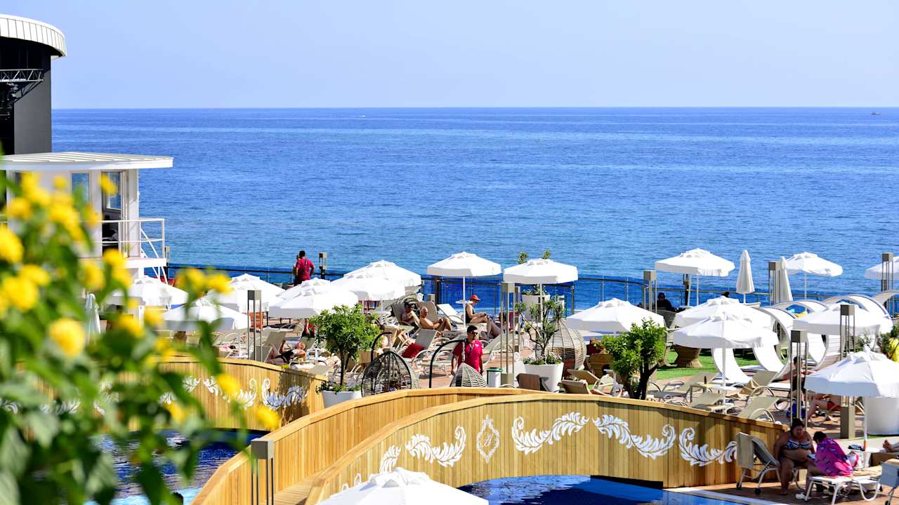 Azura Deluxe Resort & Spa Hotel