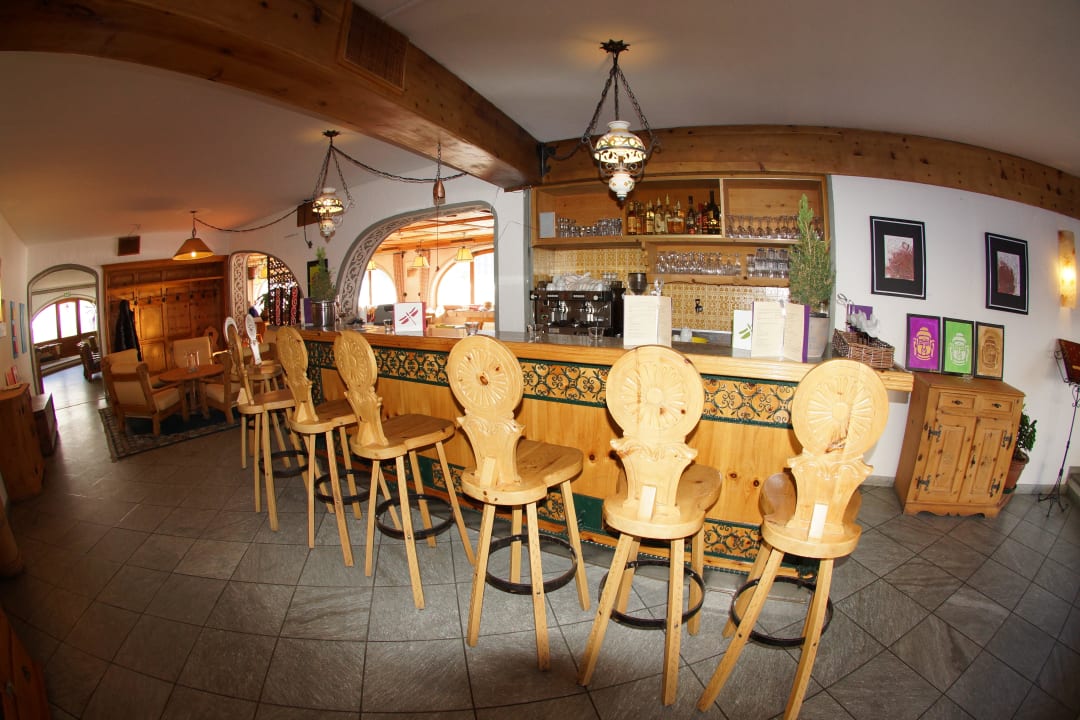 Bar in Lobby Guesthouse & Aparthotel Chesa Silva