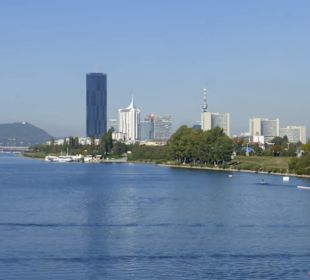 Über die Brücke zur Donauinsel: Blick zum Festland