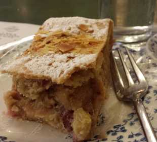 Erdbeer-Rharbarber-Strudel