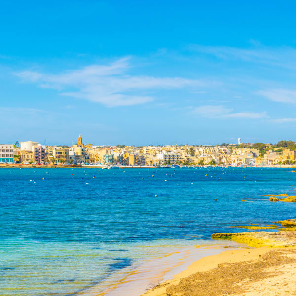Blick auf die Strandpromenade von Birzebbuga, Malta © iStock.com/trabantos