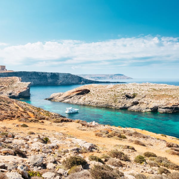 Boot vor der Küste von kristallklarer Lagune, Comino, Malta © iStock.com/danilovi