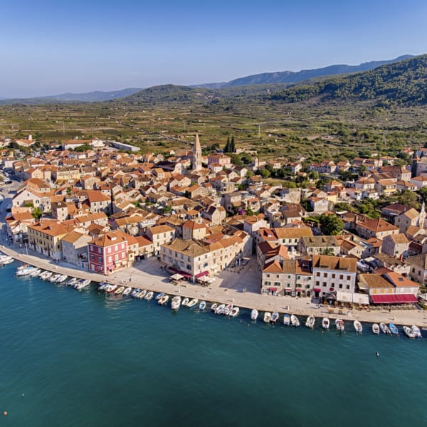 Boote legen rund um die kleine Stadt Stari Grad auf Hvar an © iStock.com/stocklapse