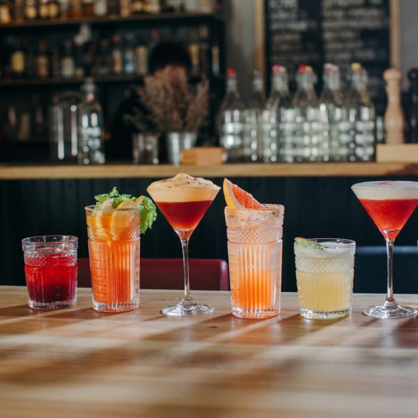 Cocktails an einer Bar © honey_and_milk/RooM via Getty images