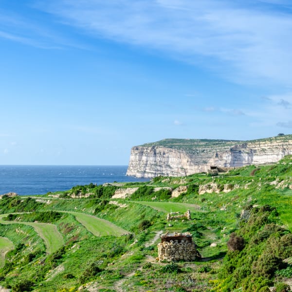 Klippen an der Xlendi Bucht in Munxar auf der Insel Gozo, Malta © iStock.com/Mantas Volungevicius
