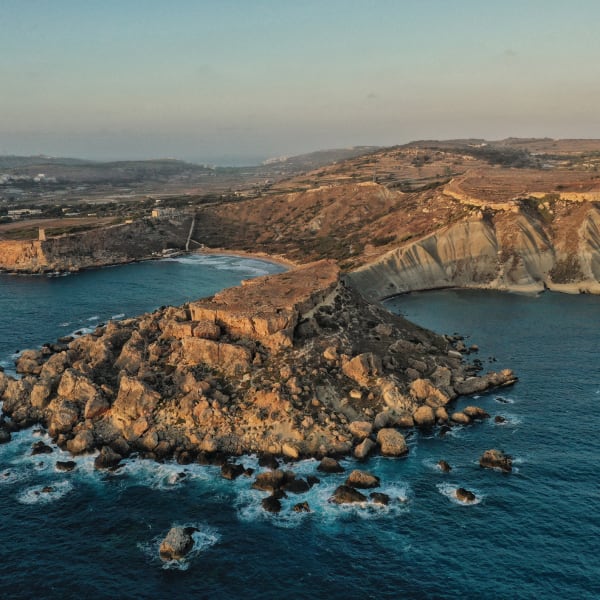 Luaftaufnahme von Golden Bay und Ghajn Tuffieha Beach in Malta © iStock.com/kparis