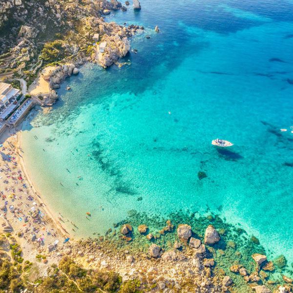 Luftaufnahme von Paradise Bay mit Badegästen, Malta © iStock.com/Balate Dorin