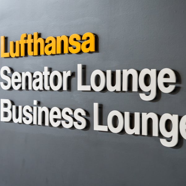 Schild mit der Aufschrift Lufthansa Senator Lounge und Business Lounge