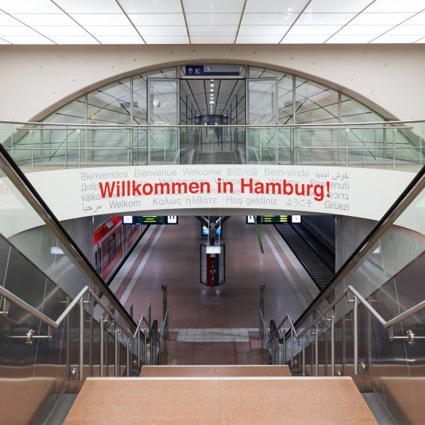 "Willkommen in Hamburg", Schriftzug am Eingang zur S-Bahn, Hamburg, Deutschland