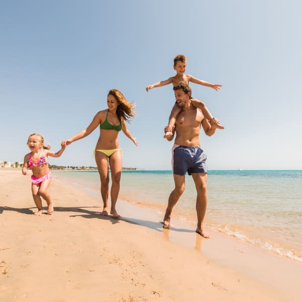 Familie am Strand in Ägypten
