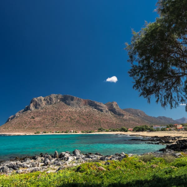 EIn Strand mit einem Berg im Hintergrund