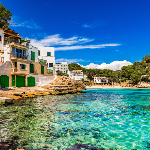Glasklares Wasser der Cala Santanyi auf Mallorca